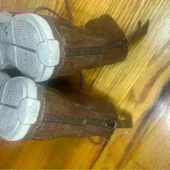 Stuart Weitzman Brown Leather Combat Ankle Chelsea Boot Size 7M - Picture 8 of 10